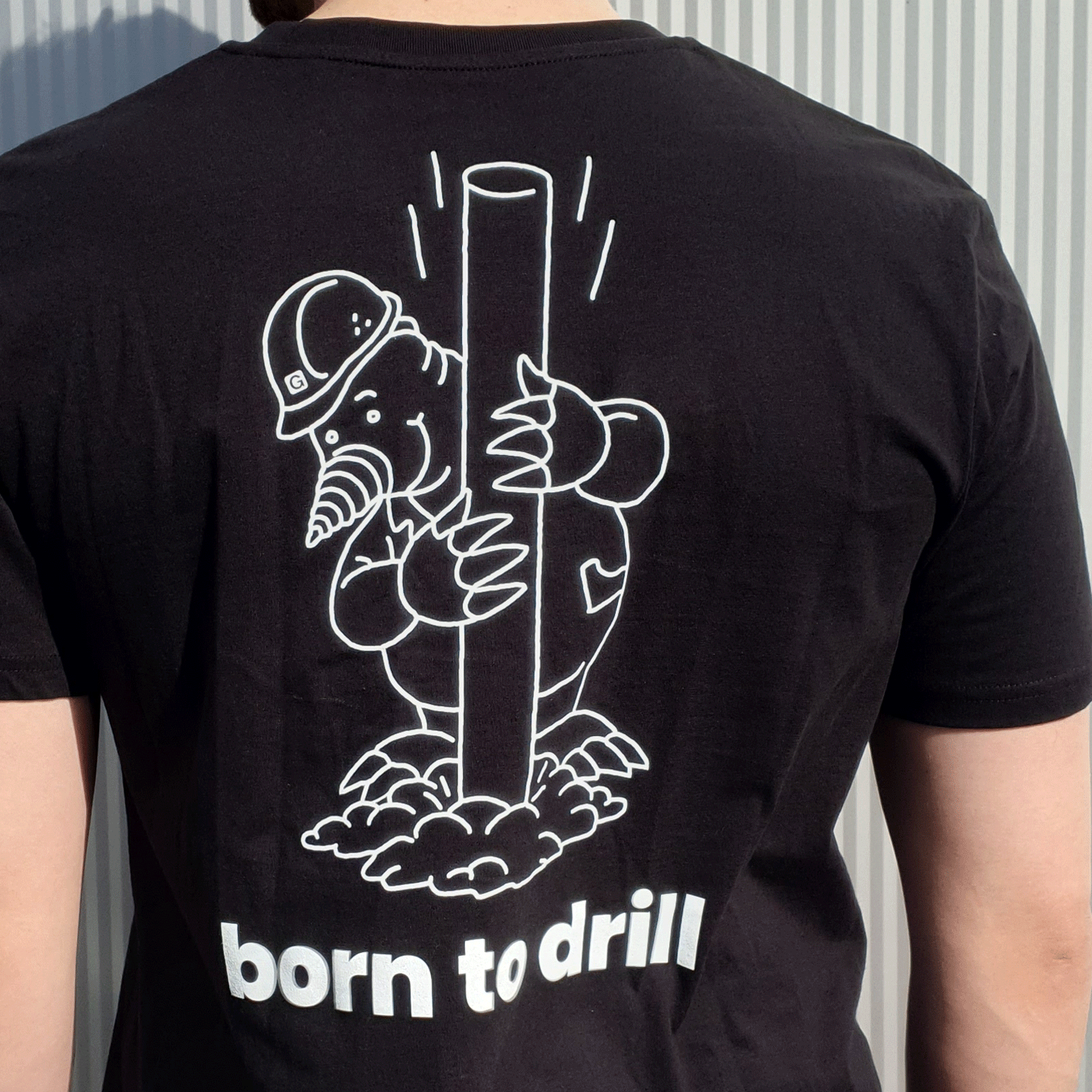 tshirt_herren_schwarz_maxe_hinten